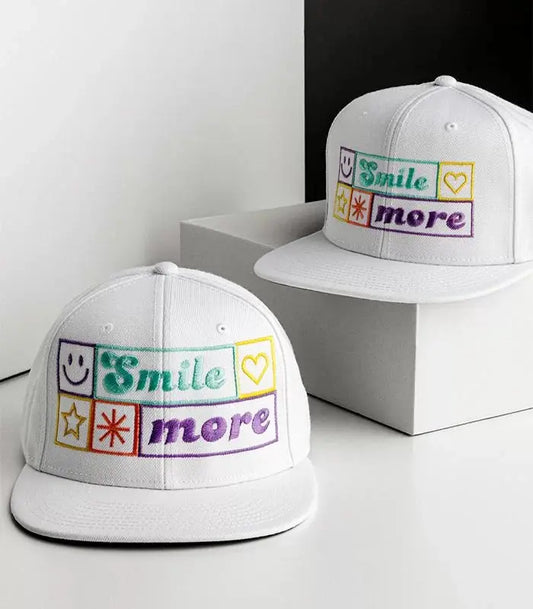 Snapback geborduurd met tekst, naam of logo de Bedrukwinkel